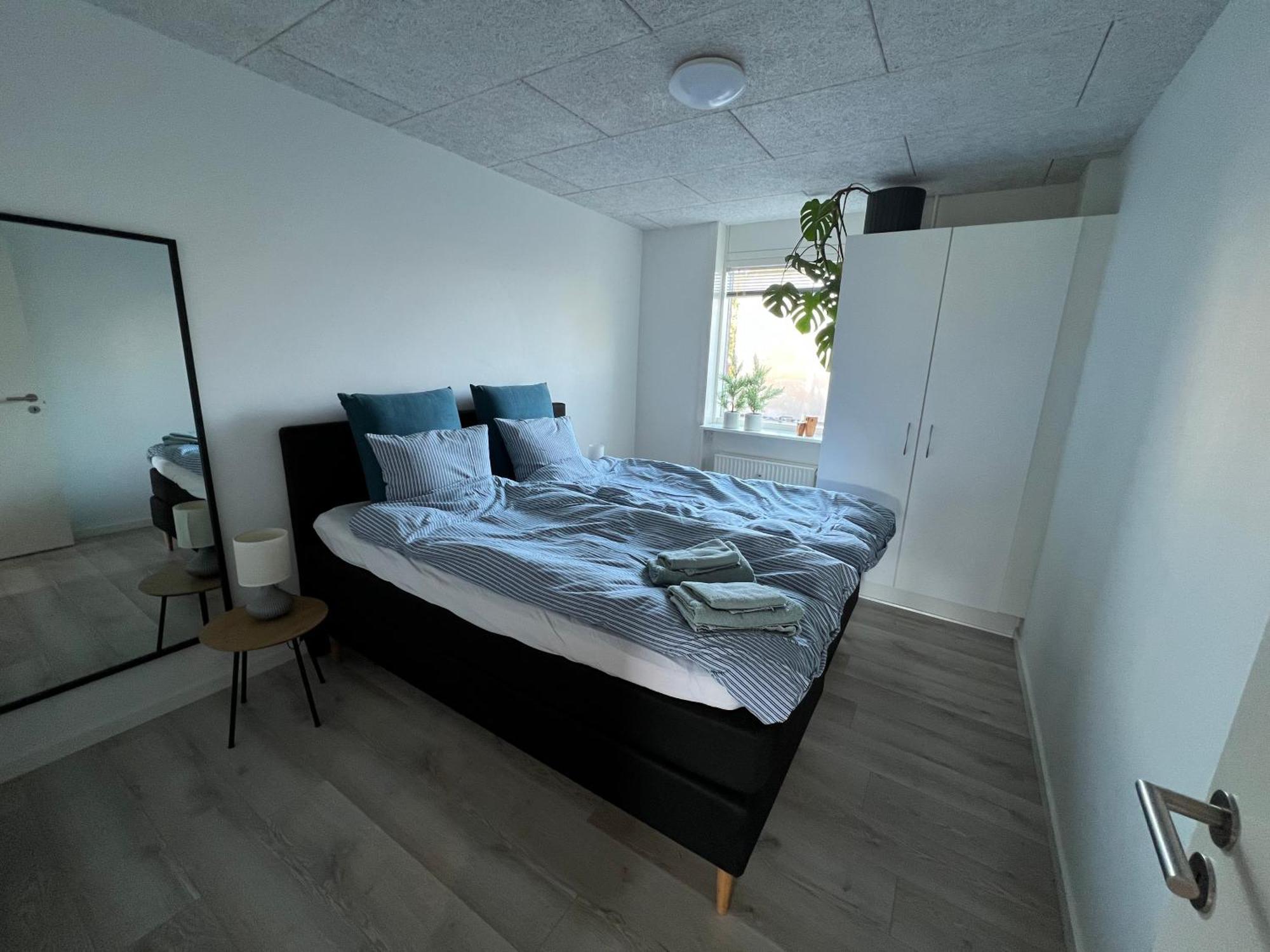 Nyrenoveret Lejlighed Med Balkon Og Parkering เอสบีเยร์ ภายนอก รูปภาพ